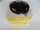 une pile de livres posée sur une table