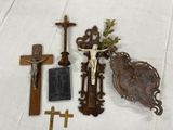 une croix, une plaque, une autre plaque et d'autres objets religieux posés sur une table
