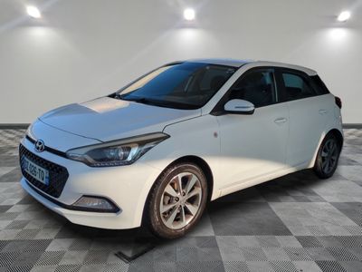 la voiture blanche est garée sur le sol à carreaux d'une pièce