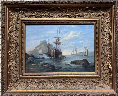 une peinture à l'huile représentant un bateau sur un plan d'eau, près de rochers