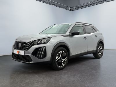un SUV blanc garé dans un garage au sol noir