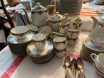 une table sur laquelle sont disposés de nombreux plats et couverts