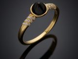 une bague en or sertie d'une pierre noire et de diamants