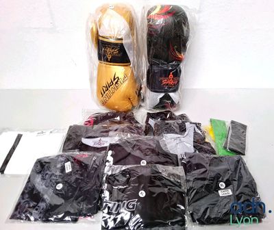 Des sacs contenant des gants de boxe, des gants, des gants et d'autres articles sont disposés sur une table