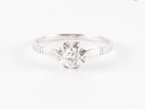 gros plan d'une bague en diamant sur fond blanc