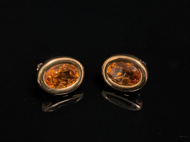 Paire de boucles d’oreille à décor de quartz fumé ovale facetté. ...