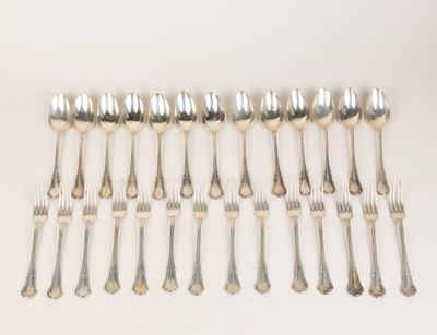 six cuillères et six fourchettes en métal argenté sur un plateau blanc