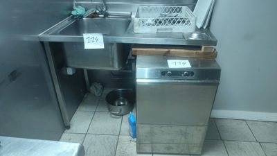 une petite cuisine équipée d'un évier et d'un lave-vaisselle