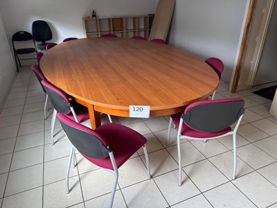 une table et des chaises dans une pièce, avec une étiquette de prix posée sur la table