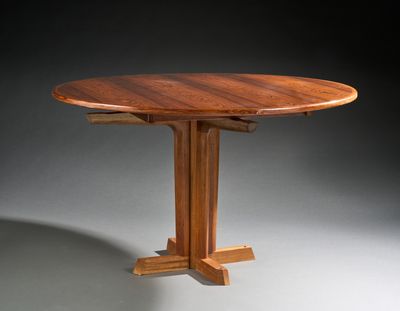 une image représentant une table ronde avec un piètement et un plateau en bois