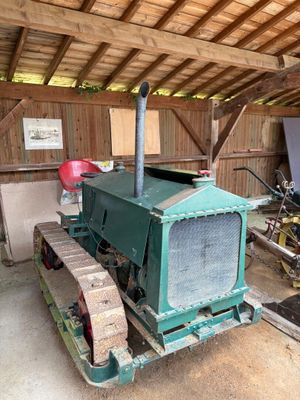un tracteur qui se trouve à l'intérieur d'un bâtiment