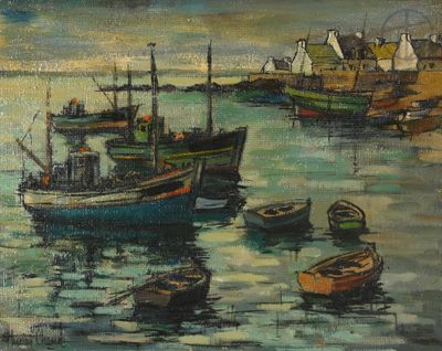 de nombreux bateaux qui se trouvent dans l'eau près du rivage
