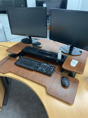 un bureau d'ordinateur équipé de deux écrans et d'un clavier