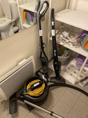 un aspirateur et un aspirateur posé par terre