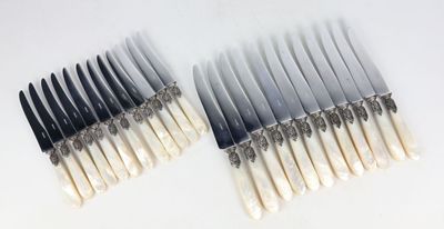 deux paires de peignes à cheveux noirs et blancs posés sur une surface blanche