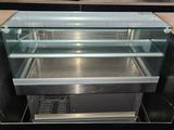 une vitrine en verre au milieu d'une cuisine