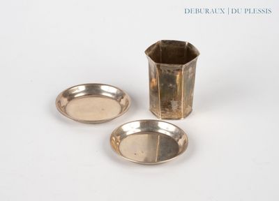 deux plats en argent et une tasse posés sur un plateau blanc