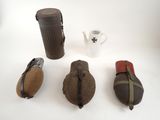 quatre objets différents posés sur une table