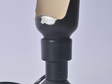 une lampe noire sur laquelle est posé un morceau de papier