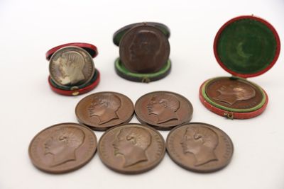 un petit assortiment de pièces posées sur une surface blanche