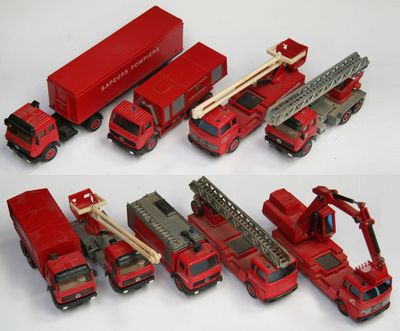 quatre vues différentes d'un camion de pompiers et d'un camion miniatures