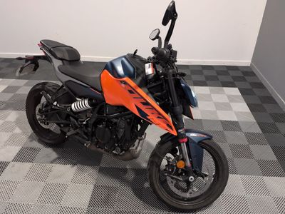 une moto posée sur un sol à damier