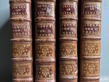 un lot de cinq vieux livres posés sur une table