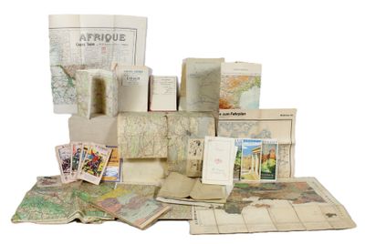 une pile de cartes et de cartes postales posée sur une table