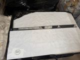 des cartons contenant des matelas et d'autres articles sont empilés les uns sur les autres