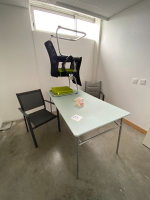 Une table rectangulaire en mélaminé et acier - Quatre fauteu…