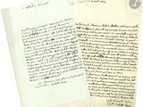 deux vieux papiers avec de l'écriture assis l'un à côté de l'autre