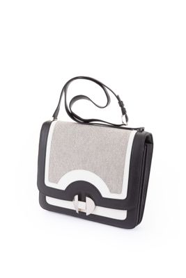 sac à main noir et blanc sur fond blanc, muni d'une bandoulière noire