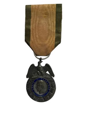 une image représentant une médaille sur laquelle figure un aigle