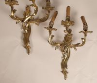 Paire d’appliques à trois bras de lumière de style rocaille … (photo 2)