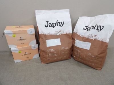 deux sacs de croquettes pour chien posés l'un à côté de l'autre