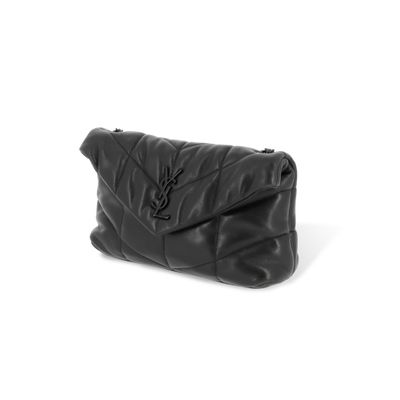 pochette en cuir matelassé noir sur fond blanc