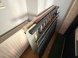 un radiateur accroché au mur à côté d'une fenêtre