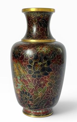 un vase posé sur une surface blanche