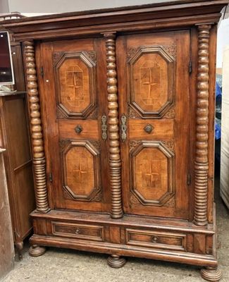 une armoire en bois surmontée d'une porte