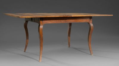 une table en bois avec un tiroir en dessous, posée sur une surface grise