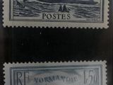 deux timbres représentant un bateau et un bateau sur l'eau