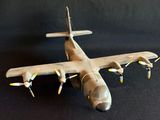 une maquette d'avion posée sur une surface noire