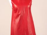 une robe en cuir rouge sur un mannequin, un mannequin, un mannequin, un mannequin, un mannequin, un mannequin, un mannequin, un mannequin, un mannequin, un mannequin, un mannequin, un mannequin, un mannequin, un mannequin, un mannequin, un mannequin, un mannequin, un mannequin, un mannequin, un mannequin, un mannequin, un mannequin, un mannequin, un mannequin, un mannequin, un mannequin, un mannequin, un mannequin, un mannequin, un mannequin, un mannequin, un mannequin, un