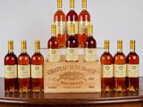 plusieurs bouteilles de vin posées sur une table, à côté d'une caisse en bois