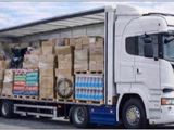 un camion avec une remorque remplie de cartons à l'arrière