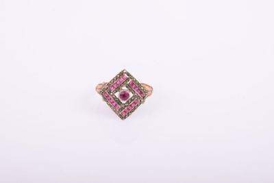 une bague sertie d'un diamant rose et d'un diamant blanc sur fond blanc