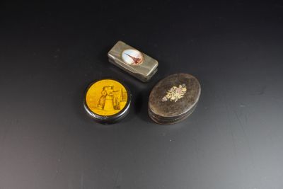 trois petites boîtes posées sur une table, sur lesquelles figure une image