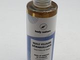 une image représentant un flacon de gel hydroalcoolique posé sur une surface blanche