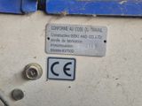 un gros plan d'un panneau apposé sur le côté d'une machine