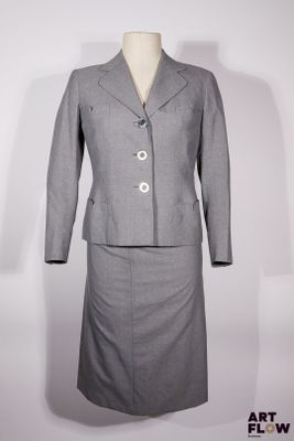 une photo d'un tailleur-jupe gris pour femme sur un mannequin